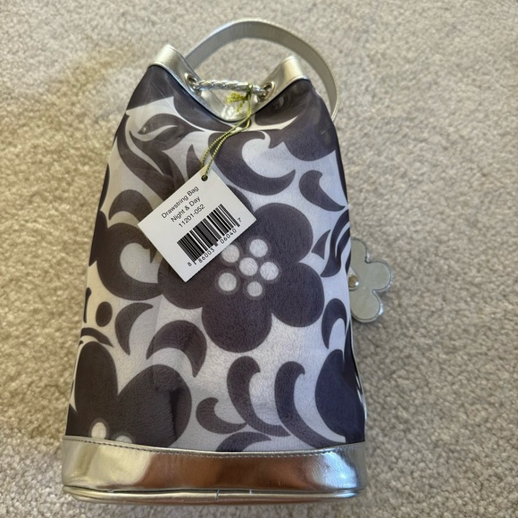 NWT Vera Bradley Mesh Drawstring Night And Day Bag Grey/White Flowers Silver - Picture 2 of 4